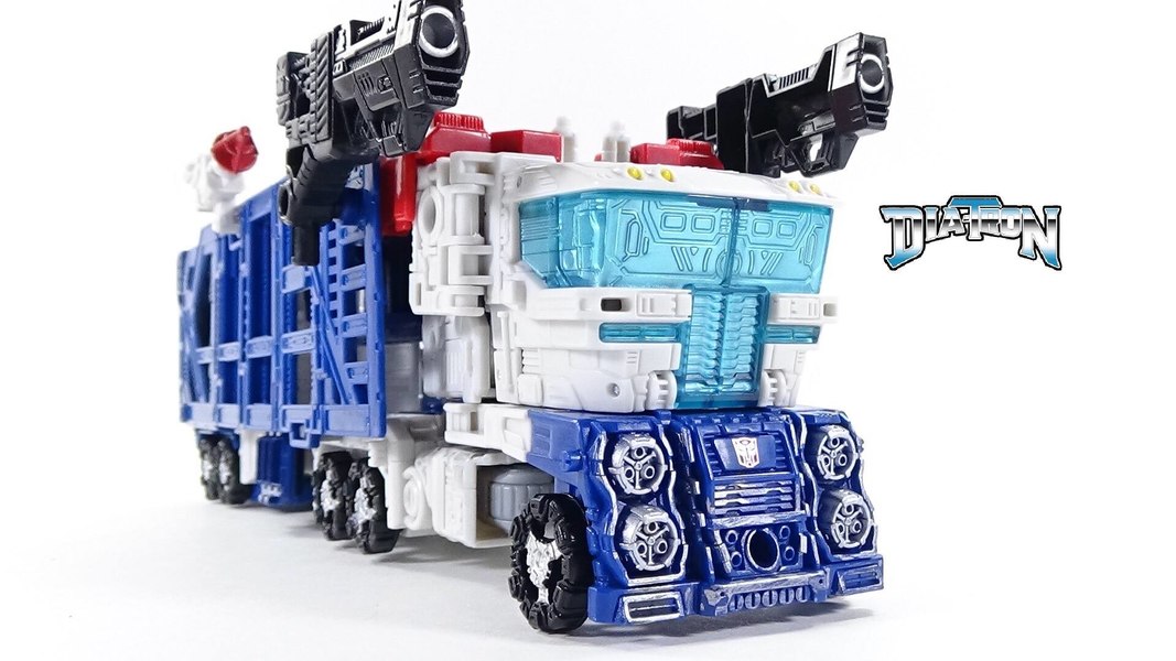 Transformers Siege Ultra Magnus In Hand  (25 of 28)